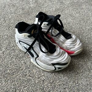 Nike Luca basketball shoes size 3.5 youth